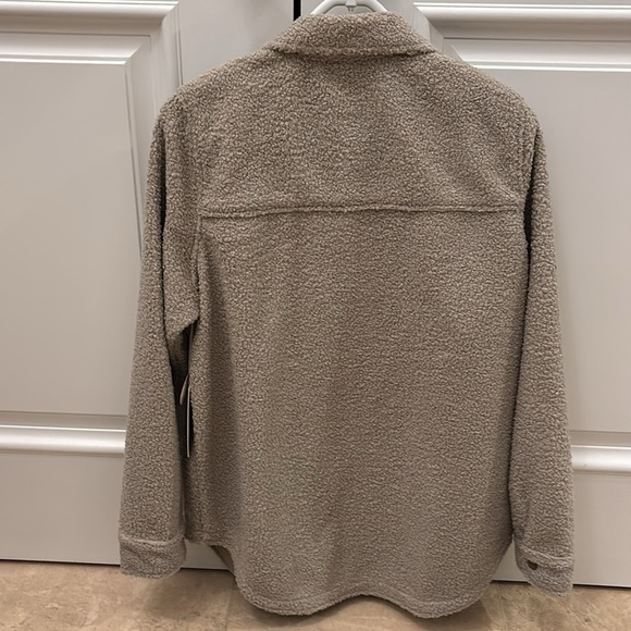 NWT! Vuori Sycamore shirt jacket. Size M - Picture 3 of 6